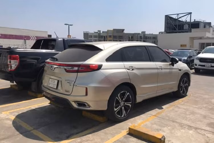 Theo nhà sản xuất, UR-V có chiều dài tổng thể 4.834 mm, bề ngang 1.942 mm, chiều dài cơ sở 2.820 mm, rộng hơn hẳn Honda CR-V đang bán tại Việt Nam.