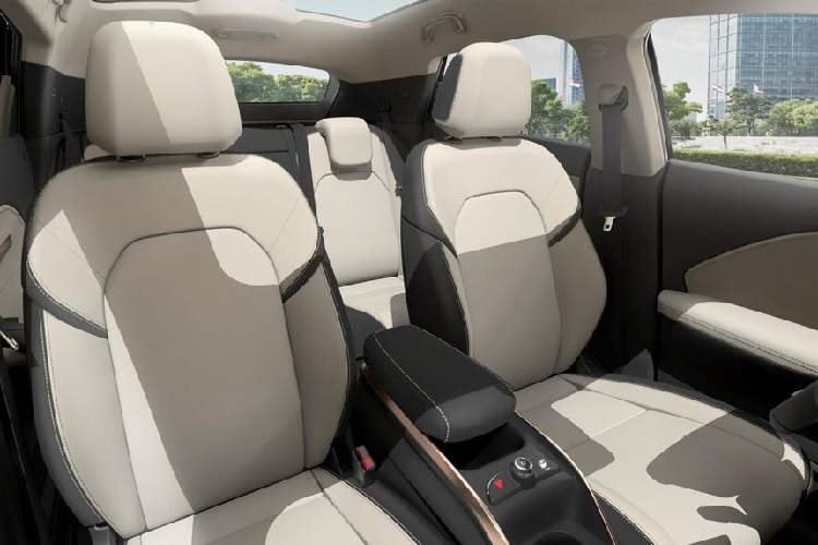 Định vị ở phân khúc SUV cỡ B, VinFast VF6 2023 chạy điện sẽ cạnh tranh với Kia Seltos hay Hyundai Kona ở Việt Nam. Xét về mặt thiết kế, phần đầu xe của VF6 khá thuôn dài với dải đèn LED định vị ban ngày hình chữ “V” đặc trưng của hãng xe Việt. 