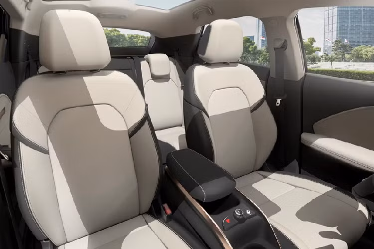 Định vị ở phân khúc SUV cỡ B, VinFast VF6 2023 chạy điện sẽ cạnh tranh với Kia Seltos hay Hyundai Kona ở Việt Nam. Xét về mặt thiết kế, phần đầu xe của VF6 khá thuôn dài với dải đèn LED định vị ban ngày hình chữ “V” đặc trưng của hãng xe Việt. 