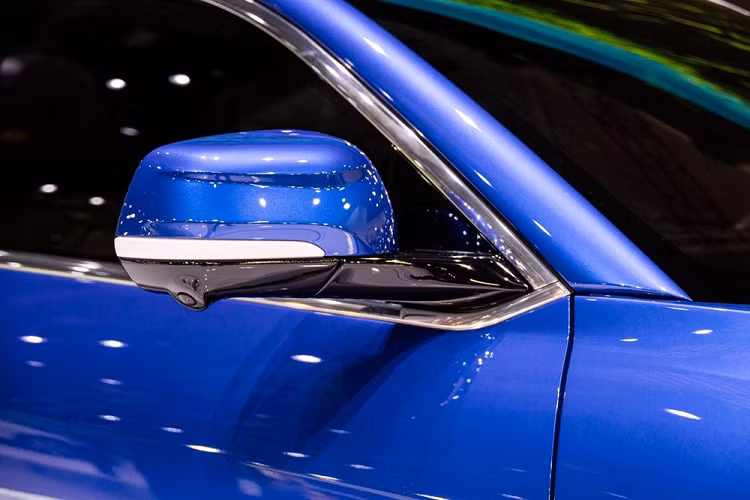 Dựa theo hình ảnh được hãng xe Việt cung cấp, nội thất của VinFast VF6 được thiết kế hiện đại và tối giản, vô lăng vát đáy, màn hình giải trí trung tâm khá lớn hướng về phía người lái. 