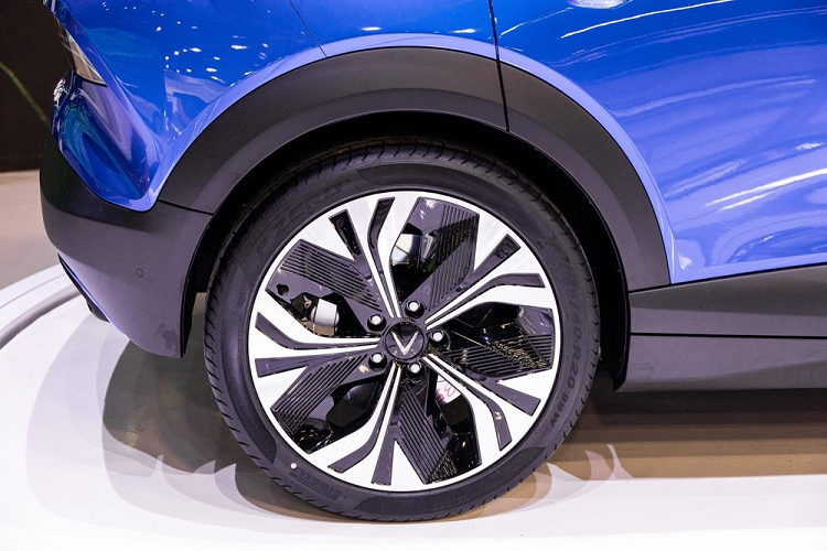 Phía bên dưới, cụm đèn chiều sáng trước được thiết kế dạng xếp tầng với đầy đủ đèn chiếu gần/xa cũng như đèn sương mù. Khu vực cản trước có một hộp lục giác đặt ở chính giữa, đây là nơi đặt hệ thống radar phục vụ cho các tính năng hỗ trợ người lái. 