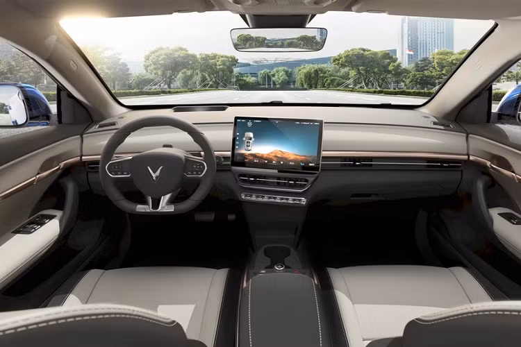 Hiện vẫn chưa rõ các trang bị trên VinFast VF6 về Việt Nam do mẫu xe này chưa phải là bản thương mại chính thức Tuy nhiên, dự kiến VF6 cũng sẽ có các các tính năng tự hành cấp độ 2+ tương tự như 2 mẫu VF8 và VF9. 