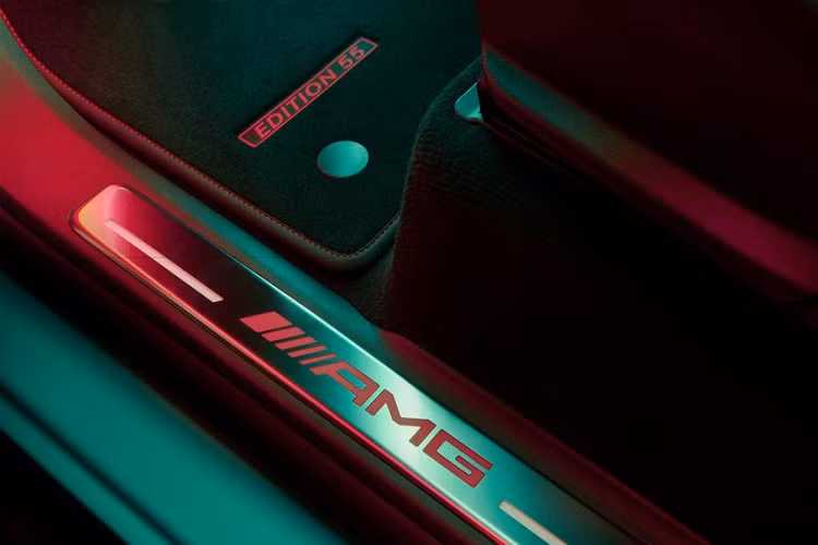 Ngoài ra, Mercedes-AMG G63 Edition 55 còn có 2 gói phụ kiện AMG Night Package I và II. Hai gói phụ kiện này bổ sung những chi tiết ngoại thất màu đen bóng cho xe như lưới tản nhiệt, vỏ đèn báo rẽ, vỏ đèn pha và vỏ đèn hậu. Bên cạnh đó là nắp bình nhiên liệu mạ crôm màu bạc, đi kèm logo AMG.