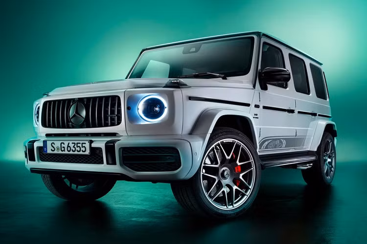 Theo thương hiệu Đức, mẫu xe Mercedes-AMG G63 Edition 55 đặc biệt này trình làng nhằm kỷ niệm 55 năm ra đời của thương hiệu AMG. Edition 55 về cơ bản chỉ là gói phụ kiện dành cho Mercedes-AMG G63 và có giá 17.850 Euro (khoảng 449 triệu đồng) tại thị trường châu Âu. Như vậy, gói phụ kiện này có giá bằng một chiếc ôtô hạng A tại Việt Nam như Hyundai Grand i10 hay VinFast Fadil.