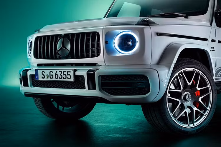 Nằm bên dưới nắp ca-pô của Mercedes-AMG G63 Edition 55 vẫn là khối động cơ xăng V8, tăng áp kép, dung tích 4.0L nguyên bản. Động cơ này tạo ra công suất tối đa 577 mã lực và mô-men xoắn cực đại 850 Nm. Sức mạnh được truyền tới cả 4 bánh thông qua hộp số tự động 9 cấp.