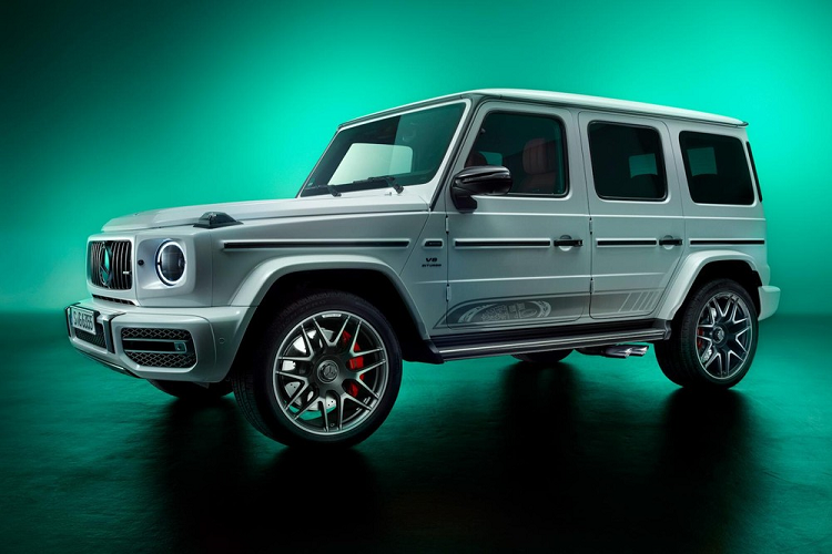 Trong những ngày qua, Mercedes-AMG G63 hạng sang chính là mẫu xe được nhắc đến nhiều nhất trên các mặt báo cũng như mạng xã hội tại Việt Nam vì lùm xùm tình ái của nữ ca sỹ Hiền Hồ. Trong khi đó, ở thị trường nước ngoài, mẫu SUV hạng sang hiệu suất cao này lại được bổ sung phiên bản đặc biệt mới mang tên Edition 55.
