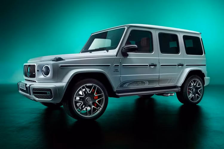 Trong những ngày qua, Mercedes-AMG G63 hạng sang chính là mẫu xe được nhắc đến nhiều nhất trên các mặt báo cũng như mạng xã hội tại Việt Nam vì lùm xùm tình ái của nữ ca sỹ Hiền Hồ. Trong khi đó, ở thị trường nước ngoài, mẫu SUV hạng sang hiệu suất cao này lại được bổ sung phiên bản đặc biệt mới mang tên Edition 55.