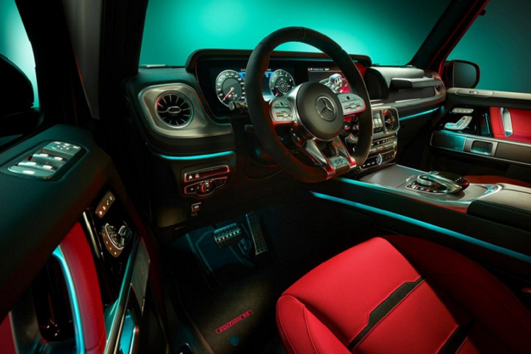 Cụ thể, gói Edition 55 sẽ mang đến màu sơn đen Obsidian hoặc trắng Opaline cho dòng SUV hạng sang này. Tiếp đến là những phụ kiện nâng cấp ngoại hình cho xe như bộ vành hợp kim 7 chấu kép, được sơn màu xám nhám. Đằng sau vành hợp kim này là cùm phanh màu đỏ nổi bật và đậm chất thể thao.