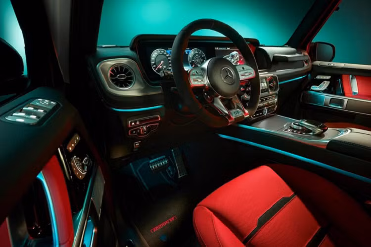 Cụ thể, gói Edition 55 sẽ mang đến màu sơn đen Obsidian hoặc trắng Opaline cho dòng SUV hạng sang này. Tiếp đến là những phụ kiện nâng cấp ngoại hình cho xe như bộ vành hợp kim 7 chấu kép, được sơn màu xám nhám. Đằng sau vành hợp kim này là cùm phanh màu đỏ nổi bật và đậm chất thể thao.