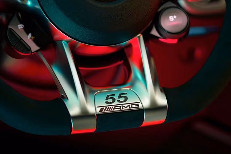 Không chỉ ngoại thất mà nội thất của Mercedes-AMG G63 Edition 55 cũng được làm mới với bệ cửa ốp bằng thép không gỉ, đi kèm logo AMG phát sáng. Thêm vào đó là thảm sàn AMG màu đen với chỉ khâu màu đỏ tương phản và dòng chữ "Edition 55". Vô lăng của xe được bọc bằng vải microfiber và tích hợp cả logo AMG lẫn con số 55. Cuối cùng là những chi tiết ốp nội thất bằng sợi carbon và ghế bọc da màu đen phối đỏ.