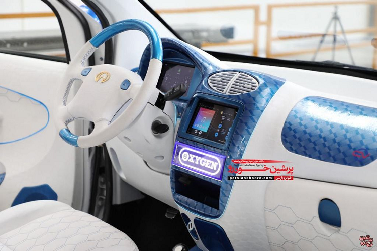 Chiếc ô tô điện 2 cửa được trang bị mô-tơ điện mạnh 7,5 kW (10 mã lực) và pin lithium-ion 8,6 kW (117 Ah). Nhờ đó, Oxygen có thể chạy được phạm vi tối đa 220 km sau mỗi lần sạc đầy pin. Như vậy, mẫu ô tô điện của Iran có phạm vi di chuyển dài hơn Wuling Hongguang Mini EV (120 - 170 km tùy loại pin).