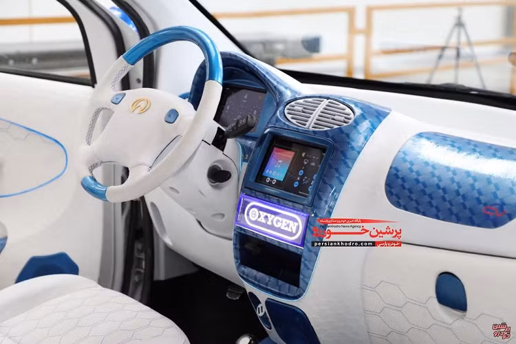 Chiếc ô tô điện 2 cửa được trang bị mô-tơ điện mạnh 7,5 kW (10 mã lực) và pin lithium-ion 8,6 kW (117 Ah). Nhờ đó, Oxygen có thể chạy được phạm vi tối đa 220 km sau mỗi lần sạc đầy pin. Như vậy, mẫu ô tô điện của Iran có phạm vi di chuyển dài hơn Wuling Hongguang Mini EV (120 - 170 km tùy loại pin).