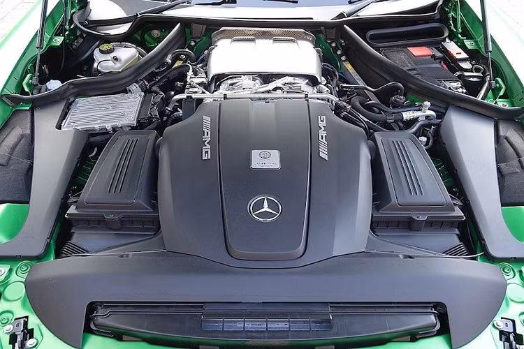 Xe sở hữu động cơ “khủng” V8, tăng áp kép, dung tích 4.0 lít với cách bố trí cụm turbo theo kiểu “hot inside V” đặc trưng, có khả năng sản sinh 577 mã lực tại vòng tua máy 6.250 vòng/phút và mô-men xoắn cực đại 700 Nm tại dải vòng tua máy 2.100 đến 5.500 vòng/phút. Động cơ này đi kèm hộp số ly hợp kép 7 cấp và hệ dẫn động cầu sau, AMG GT R chỉ mất hơn 3 giây để tăng tốc từ vị trí xuất phát lên 100 km/h trước khi đạt vận tốc tối đa 318 km/h.