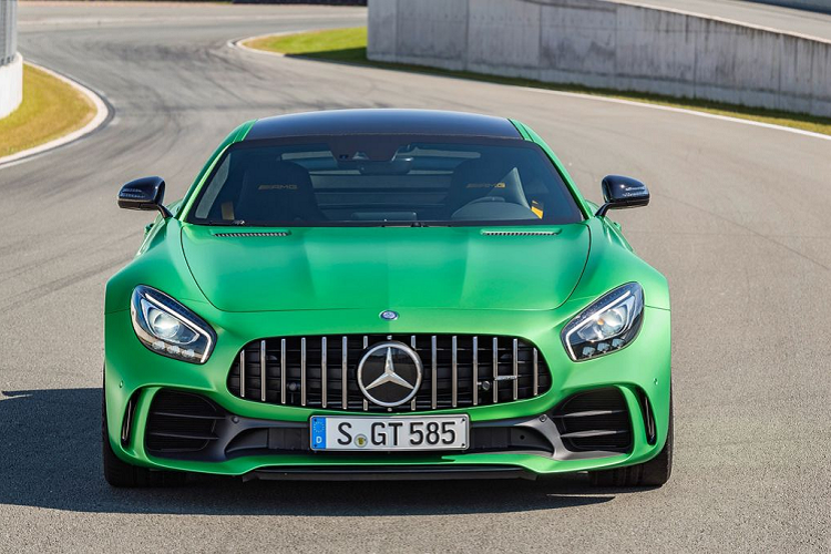 Đặc điểm chung của 3 chiếc xe này là đều mang màu sơn ngoại thất màu trung tính như xám mờ, xám nhám và trắng. Do đó, thông tin một chiếc Mercedes-AMG GT R hàng hiếm sở hữu ngoại thất màu xanh lá cây AMG Green Hell Magno “thửa riêng” sắp về Việt Nam đã thu hút không ít sự quan tâm của giới mê xe.
