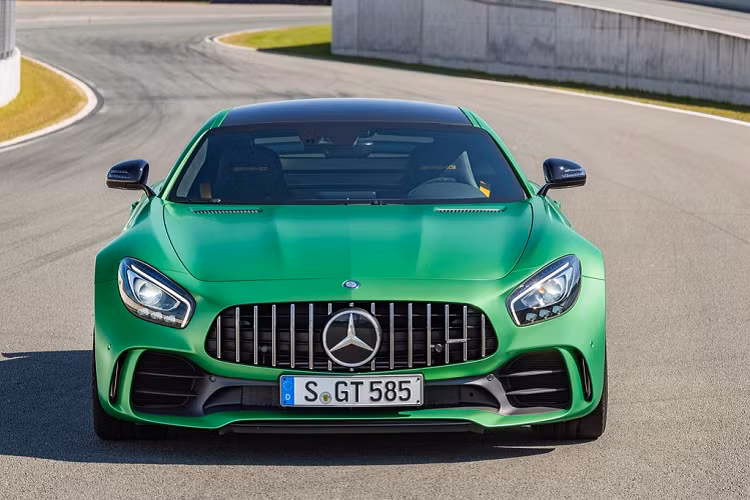 Đặc điểm chung của 3 chiếc xe này là đều mang màu sơn ngoại thất màu trung tính như xám mờ, xám nhám và trắng. Do đó, thông tin một chiếc Mercedes-AMG GT R hàng hiếm sở hữu ngoại thất màu xanh lá cây AMG Green Hell Magno “thửa riêng” sắp về Việt Nam đã thu hút không ít sự quan tâm của giới mê xe.
