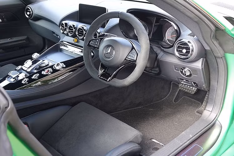 Di chuyển ra phía sau, Mercedes-AMG GT R có điểm nhấn là cánh gió cố định kích thước lớn, tấm khuếch tán hầm hố cùng cụm ống xả trung tâm. Thêm vào đó là thiết kế fastback cổ điển cùng hệ thống đèn LED sang trọng cũng khiến cho tổng thể xe trở nên phong cách hơn.