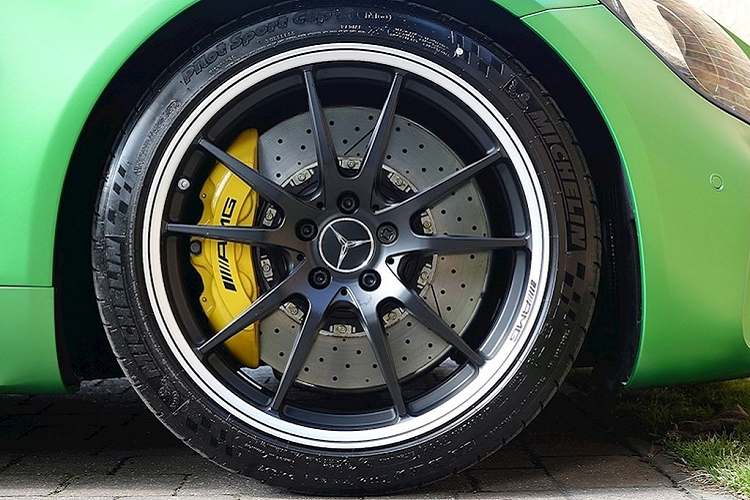 Hơn thế nữa, phiên bản này còn có cánh chia gió chủ động bằng sợi carbon phía dưới cản trước. Khi xe ở chế độ Race, cánh gió sẽ hạ góc nghiêng xuống thêm 40 mm ở tốc độ trên 80 km/h. Vì thế, lực nén của xe sẽ được tăng lên 40kg khi đạt tốc độ 250 km/h.