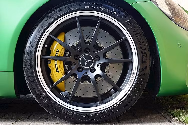 Hơn thế nữa, phiên bản này còn có cánh chia gió chủ động bằng sợi carbon phía dưới cản trước. Khi xe ở chế độ Race, cánh gió sẽ hạ góc nghiêng xuống thêm 40 mm ở tốc độ trên 80 km/h. Vì thế, lực nén của xe sẽ được tăng lên 40kg khi đạt tốc độ 250 km/h.