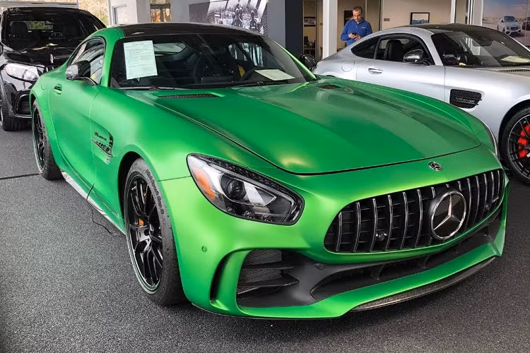 Them sieu pham Mercedes-AMG GT R sap ve Viet Nam voi mau son “thua”?