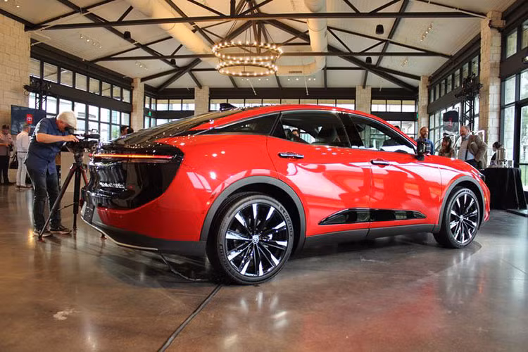 Toyota Crown Crossover tu 717 trieu dong bi che xau, van 