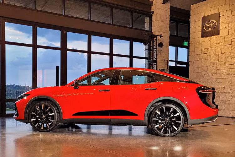 Toyota Crown Crossover tu 717 trieu dong bi che xau, van 