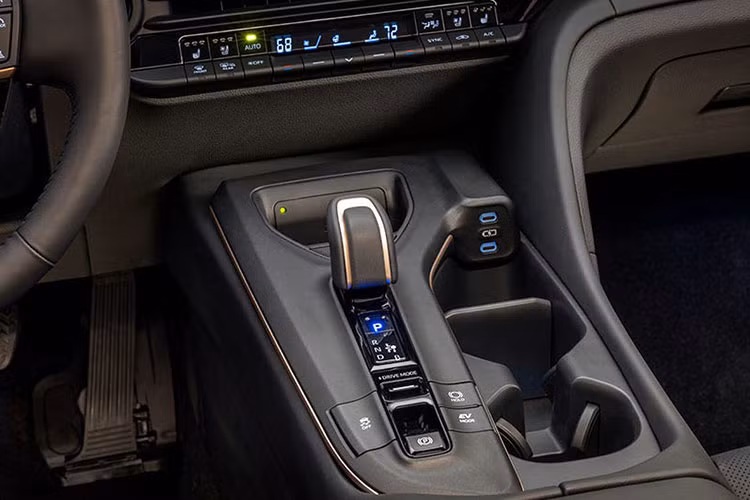 Toyota Crown Crossover tu 717 trieu dong bi che xau, van 