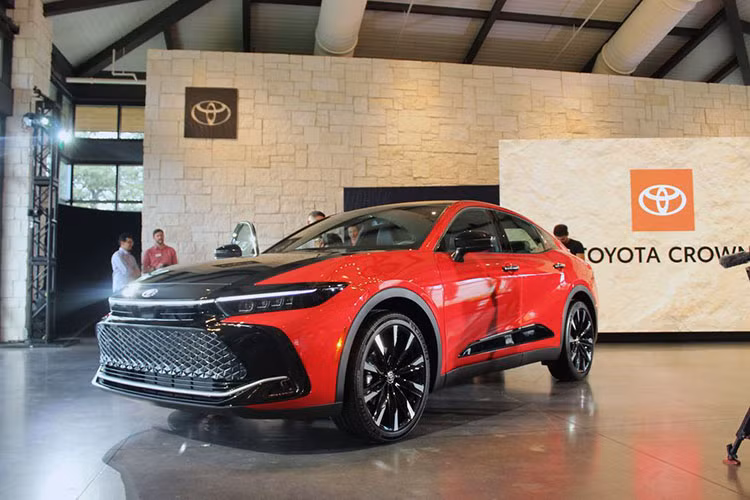 Toyota Crown Crossover tu 717 trieu dong bi che xau, van 