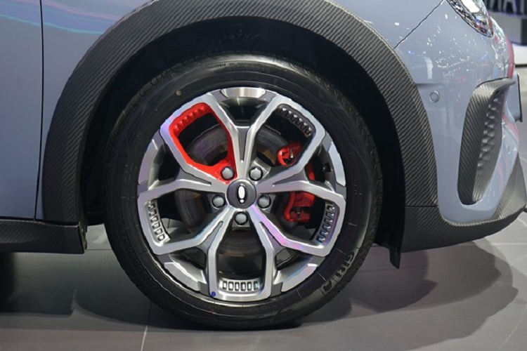 Những trang bị nội thất đáng chú ý khác bao gồm màn hình thông tin giải trí dạng cảm ứng 10 inch, tích hợp hệ thống định vị, màn hình đa thông tin 7 inch trong bảng đồng hồ, hệ thống dự báo thời tiết trực tuyến, tính năng ra lệnh bằng giọng nói và cập nhật phần mềm qua WiFi.