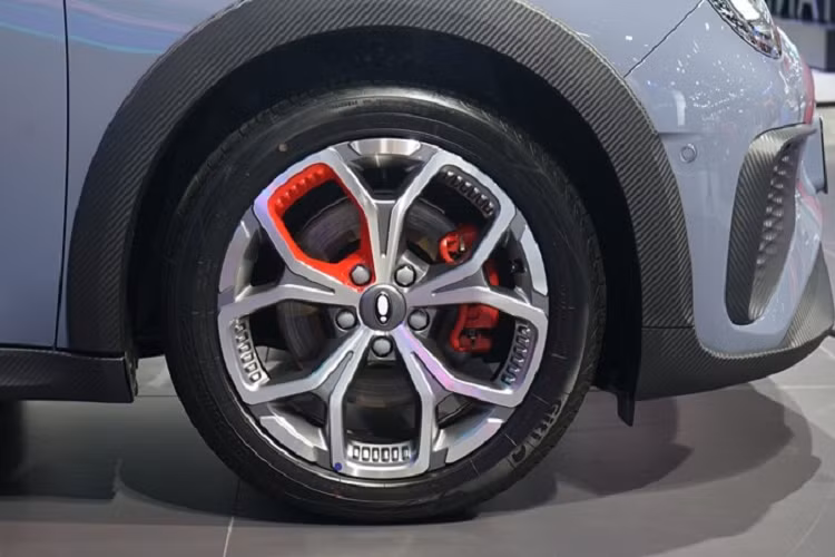 Những trang bị nội thất đáng chú ý khác bao gồm màn hình thông tin giải trí dạng cảm ứng 10 inch, tích hợp hệ thống định vị, màn hình đa thông tin 7 inch trong bảng đồng hồ, hệ thống dự báo thời tiết trực tuyến, tính năng ra lệnh bằng giọng nói và cập nhật phần mềm qua WiFi.