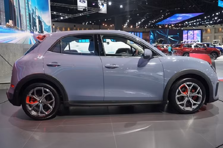 So với bản thường, ORA Good Cat GT 2022 chạy điện sở hữu kích thước thay đổi nhẹ, cụ thể là rộng hơn 23 mm. Theo đó, xe có chiều dài 4.254 mm, chiều rộng 1.848 mm, chiều cao 1.596 mm, chiều dài cơ sở 2.650 mm và chiều cao gầm 120 mm.