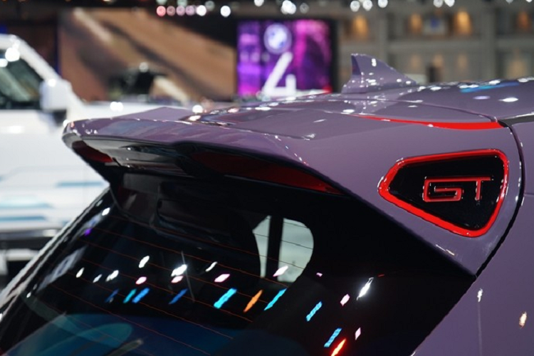 Nội thất của ORA Good Cat GT được trang trí bằng những điểm nhấn màu đỏ, tương tự ngoại thất. Xe được trang bị ghế thể thao bọc da màu đen phối đỏ, chỉ khâu màu đỏ và logo "GT" thêu trên tựa đầu ghế. Cả hai ghế trước của xe đều có tính năng thông hơi, làm mát. Riêng ghế lái của xe còn có tính năng mát-xa và nhớ vị trí.