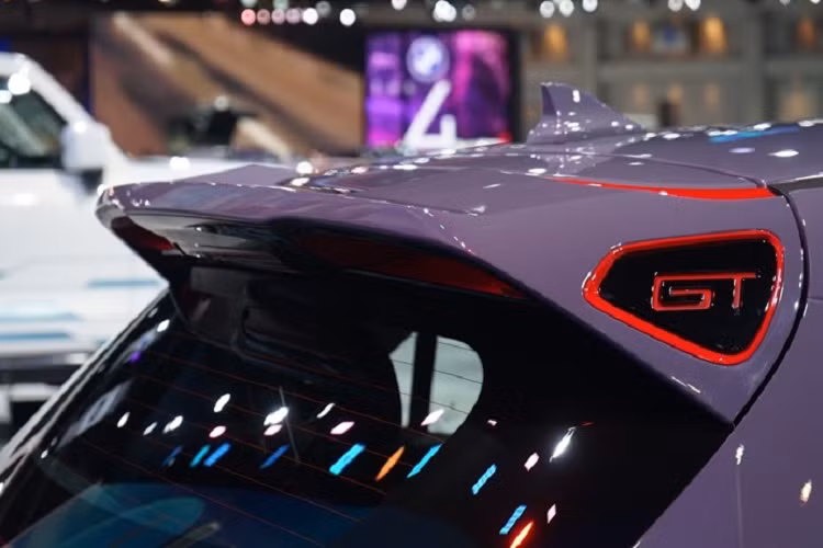 Nội thất của ORA Good Cat GT được trang trí bằng những điểm nhấn màu đỏ, tương tự ngoại thất. Xe được trang bị ghế thể thao bọc da màu đen phối đỏ, chỉ khâu màu đỏ và logo "GT" thêu trên tựa đầu ghế. Cả hai ghế trước của xe đều có tính năng thông hơi, làm mát. Riêng ghế lái của xe còn có tính năng mát-xa và nhớ vị trí.