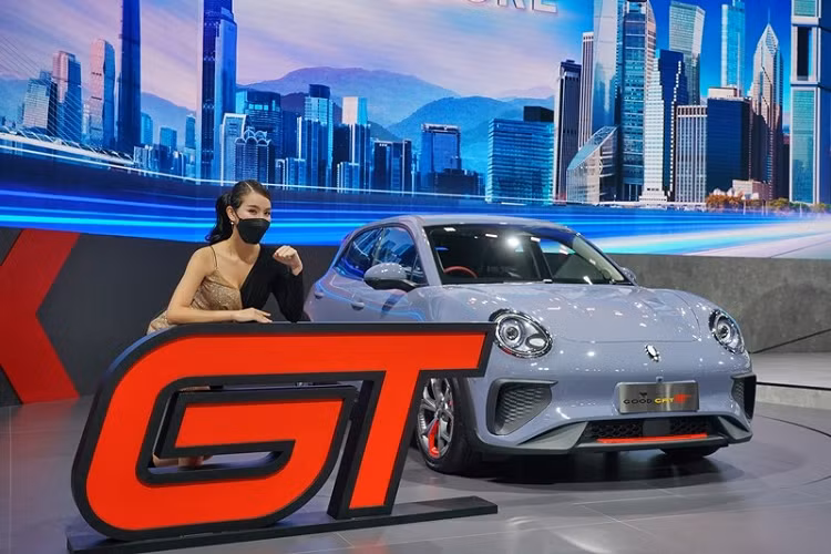 Đúng như thông tin từ trước đó, tại triển lãm Bangkok International Motor Show 2022 (BIMS 2022) hiện đang diễn ra tại Thái Lan, hãng Great Wall Motor của Trung Quốc đã mang mẫu xe ORA Good Cat GT 2022 mới đến để giới thiệu. Đây chính là phiên bản thể thao của mẫu ôtô điện ORA Good Cat hiện đang được bán tại thị trường Thái Lan.
