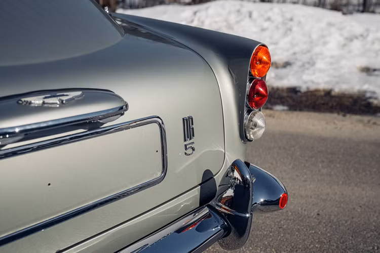 Theo dự đoán của các chuyên gia, chiếc Aston Martin DB5 của Sean Connery có thể được bán với mức giá từ 1,4 đến 1,8 triệu USD. Ngoài ra, người thắng cuộc sẽ được trải nghiệm chiếc xe cùng với tay đua huyền thoại Jackie Stewart, người từng 3 lần vô địch giải đua Công Thức 1.