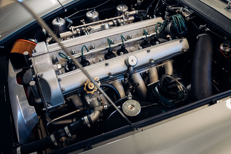 Các phụ kiện kèm theo xe vẫn còn đầy đủ. Dưới nắp capo là khối động cơ 6 xy-lanh thẳng hàng dung tích 4.0L, sản sinh công suất tối đa 286 mã lực và mô-men xoắn 390 Nm. Đi kèm là hộp số sàn 5 cấp cho ZF chế tạo. Với khối lượng 1.502 kg, DB5 có thể tăng tốc từ 0 lên 97 km/h trong 8 giây, trước khi đạt vận tốc tối đa 233 km/h.