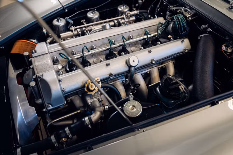 Các phụ kiện kèm theo xe vẫn còn đầy đủ. Dưới nắp capo là khối động cơ 6 xy-lanh thẳng hàng dung tích 4.0L, sản sinh công suất tối đa 286 mã lực và mô-men xoắn 390 Nm. Đi kèm là hộp số sàn 5 cấp cho ZF chế tạo. Với khối lượng 1.502 kg, DB5 có thể tăng tốc từ 0 lên 97 km/h trong 8 giây, trước khi đạt vận tốc tối đa 233 km/h.