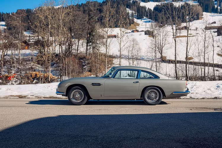 Aston Martin DB5 là một trong những mẫu xe nổi tiếng toàn cầu nhờ vào loạt phim đình đám James Bond 007. Nhiều chiếc DB5 từng xuất hiện trong những cảnh phim đã được mua với số tiền hàng triệu USD.
