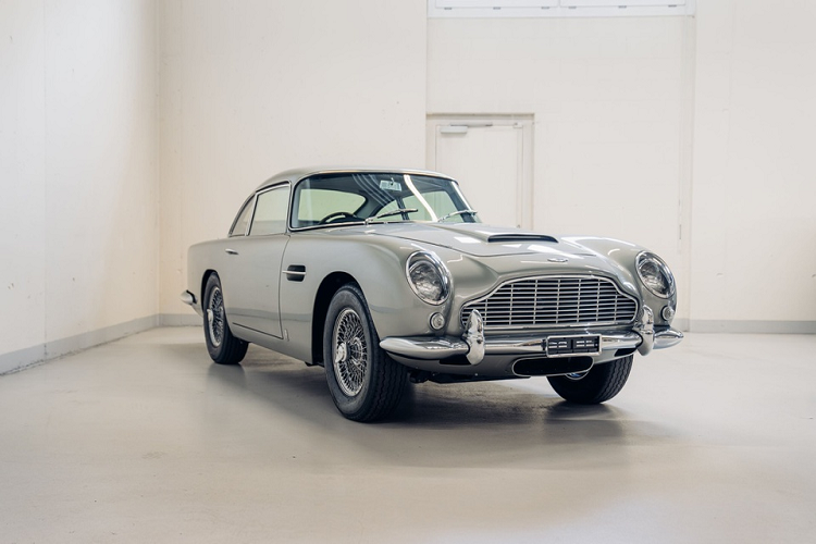 Aston Martin DB5 cua James Bond - Sean Connery len san dau gia