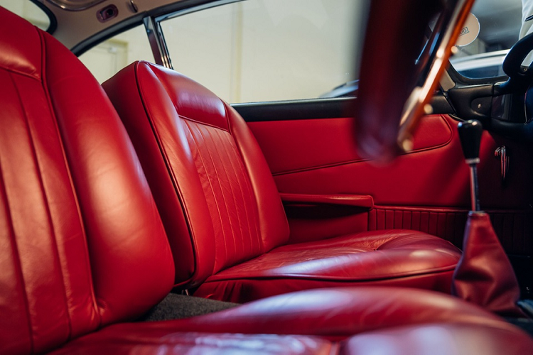 Từ năm 1963 đến năm 1965, Aston Martin đã sản xuất 1.059 chiếc DB5. Vào năm 2020, hãng xe đã hồi sinh lại thương hiệu này với số lượng giới hạn 25 chiếc. Ngoại thất nguyên bản của chiếc xe có màu đen. Tuy nhiên, diễn viên gạo cội người Scotland đã cho sơn lại màu xám Snow Shadow Gray. Chiếc xe sở hữu nội thất bọc da màu đỏ Connolly Red. Các chi tiết bên trong vẫn còn đang trong trạng thái rất tốt.