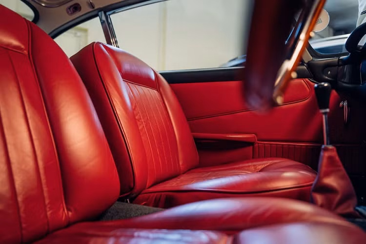 Từ năm 1963 đến năm 1965, Aston Martin đã sản xuất 1.059 chiếc DB5. Vào năm 2020, hãng xe đã hồi sinh lại thương hiệu này với số lượng giới hạn 25 chiếc. Ngoại thất nguyên bản của chiếc xe có màu đen. Tuy nhiên, diễn viên gạo cội người Scotland đã cho sơn lại màu xám Snow Shadow Gray. Chiếc xe sở hữu nội thất bọc da màu đỏ Connolly Red. Các chi tiết bên trong vẫn còn đang trong trạng thái rất tốt.