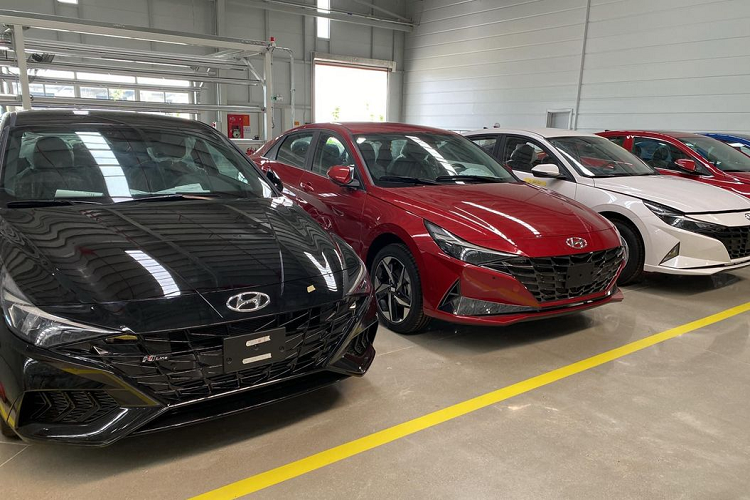 Mới đây, trang mạng xã hội bất ngờ chia sẻ hình ảnh dàn xe Hyundai Elantra 2023 mới, thu hút rất nhiều sự quan tâm từ cộng đồng mạng. Qua những hình ảnh được lan truyền có thể thấy có rất nhiều phiên bản khác nhau của Hyundai Elantra 2023. Trong đó, đáng chú ý có cả biến thể N Line hiệu suất cao – lần đầu có mặt tại Việt Nam.