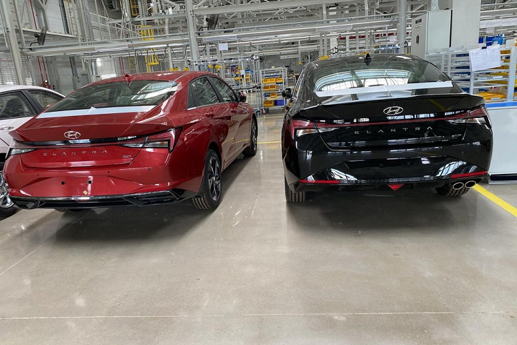 Thế hệ mới sở hữu thiết kế hiện đại hơn, điểm nhấn là lưới tản nhiệt được tạo hình giống như mặt cắt của đá quý và cặp đèn pha góc cạnh ở 2 bên. Ở biến thể N Line, lưới tản nhiệt có gắn logo "N Line", đồng thời bổ sung một số tính năng độc quyền như ốp trang trí bên viền hốc hút gió, mâm 18 inch, gương chiếu hậu màu đen, cánh gió sau, khuếch tán gió và chụp ống xả crôm.