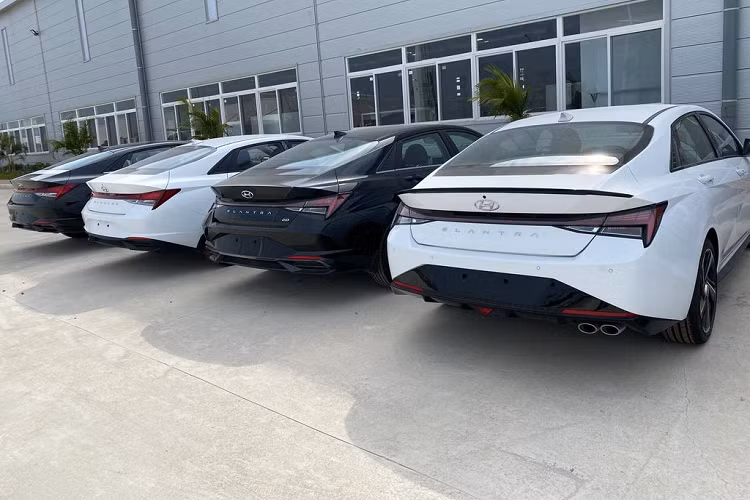 Từ khoảng gần cuối tháng 6, Hyundai Elantra 2023 đã được một số đại lý nhận đặt cọc theo giá niêm yết của thế hệ hiện hành. Thực tế, Hyundai Elantra 2023 sắp ra mắt Việt Nam chính là thế hệ thứ 7 đã được trình làng quốc tế từ tháng 4/2020 tại Hàn Quốc.
