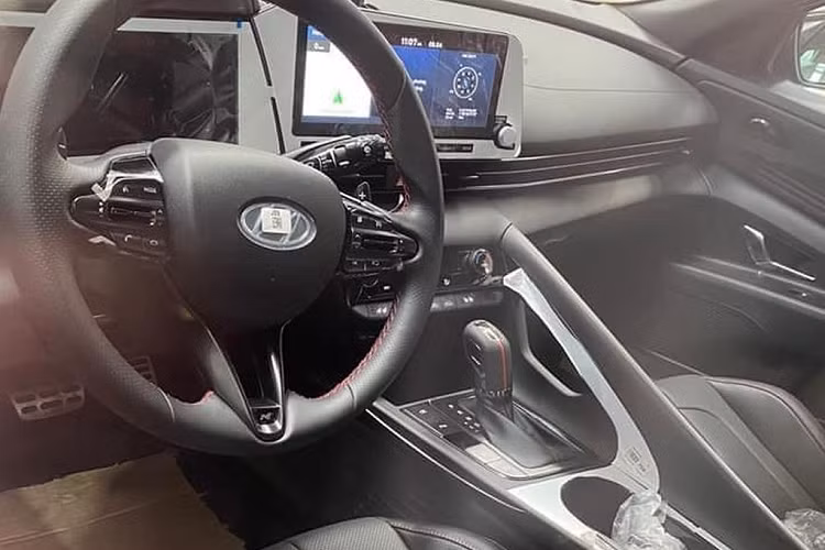 Về truyền động, xe có 3 tuỳ chọn động cơ như đời cũ, gồm máy 1.6L, 2.0L và tăng áp 1.6L. Biến thể N Line mạnh mẽ hơn dùng động cơ tăng áp 1.6L, cho công suất 201 mã lực và mô-men xoắn 265 Nm, tuỳ chọn hộp số tự động ly hợp kép 6 cấp hoặc số sàn 6 cấp.