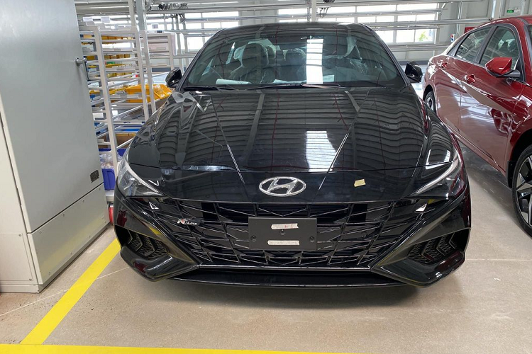 So với phiên bản cũ, Hyundai Elantra 2023 có kích thước “nhỉnh” hơn một chút với chiều dài, rộng và dài cơ sở của xe lần lượt tăng 56mm, 25mm và 20mm. Trong khi chiều cao lại được hạ thấp 20 mm nhằm mang đến cái nhìn trẻ trung và thể thao hơn.