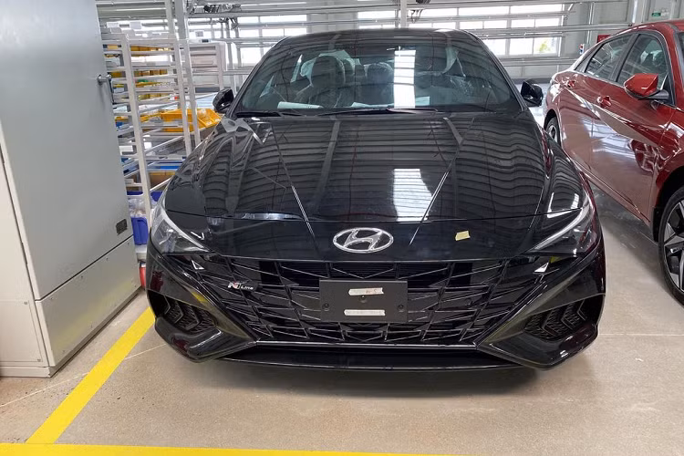 So với phiên bản cũ, Hyundai Elantra 2023 có kích thước “nhỉnh” hơn một chút với chiều dài, rộng và dài cơ sở của xe lần lượt tăng 56mm, 25mm và 20mm. Trong khi chiều cao lại được hạ thấp 20 mm nhằm mang đến cái nhìn trẻ trung và thể thao hơn.