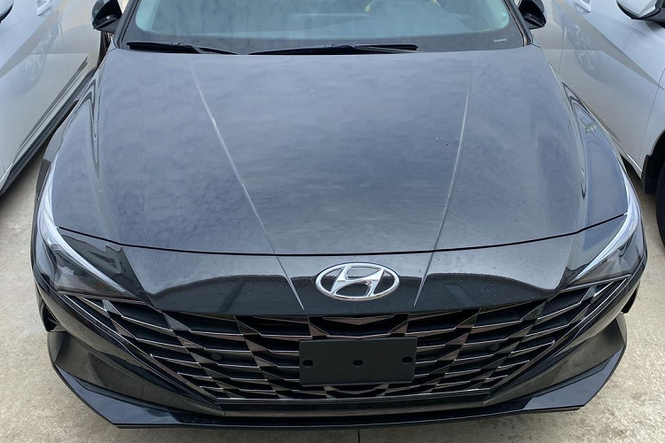 Hệ thống treo và phanh trên bản N Line cũng được hiệu chỉnh cho phù hợp với động cơ. Mức giá xe Hyundai Elantra 2023 chưa công bố tại Việt Nam, nhưng hứa hẹn sẽ hấp dẫn khách hàng trẻ mua sedan cỡ C đề cao kiểu dáng thiết kế, trang bị tốt trong tầm giá và có cấu hình động cơ tăng áp mạnh mẽ.