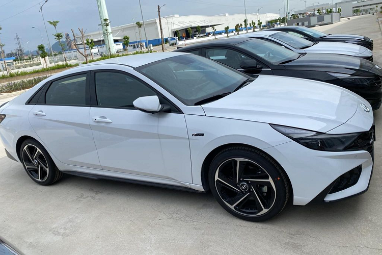 Một số nguồn tin cho biết, mẫu xe sedan Hyundai Elantra 2023 đang đi tới những công đoạn cuối cùng cho ngày ra mắt chính thức tại thị trường Việt Nam. Elantra 2023 đã hoàn tất thủ tục đăng kiểm khí thải tại Việt Nam với 6 biến thể. Dự kiến, mẫu sedan “hot hit” một thời này sẽ trình làng người tiêu dùng Việt vào tháng 8 này.