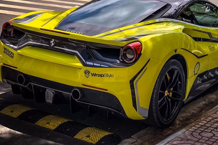 Được biết, chủ nhân chiếc xe Ferrari 488 GTB này đã chơi siêu xe được gần 3 năm nhưng sau 1 năm chán, nay đã quay trở lại với xe Ferrari 488 GTB. 