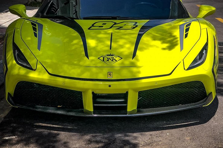 Nguyên bản của chiếc siêu xe Ferrari 488 GTB về Bạc Liêu là màu trắng nhưng nay được chủ nhân diện bộ áo với tông màu nổi, điểm nhấn chính là việc 2/3 đèn pha xe được phủ lên lớp đề-can chỉ để lộ ra chi tiết nhỏ khá sắc cạnh, phù hợp các mẫu xe đua khiến không ít người thích thú. 
